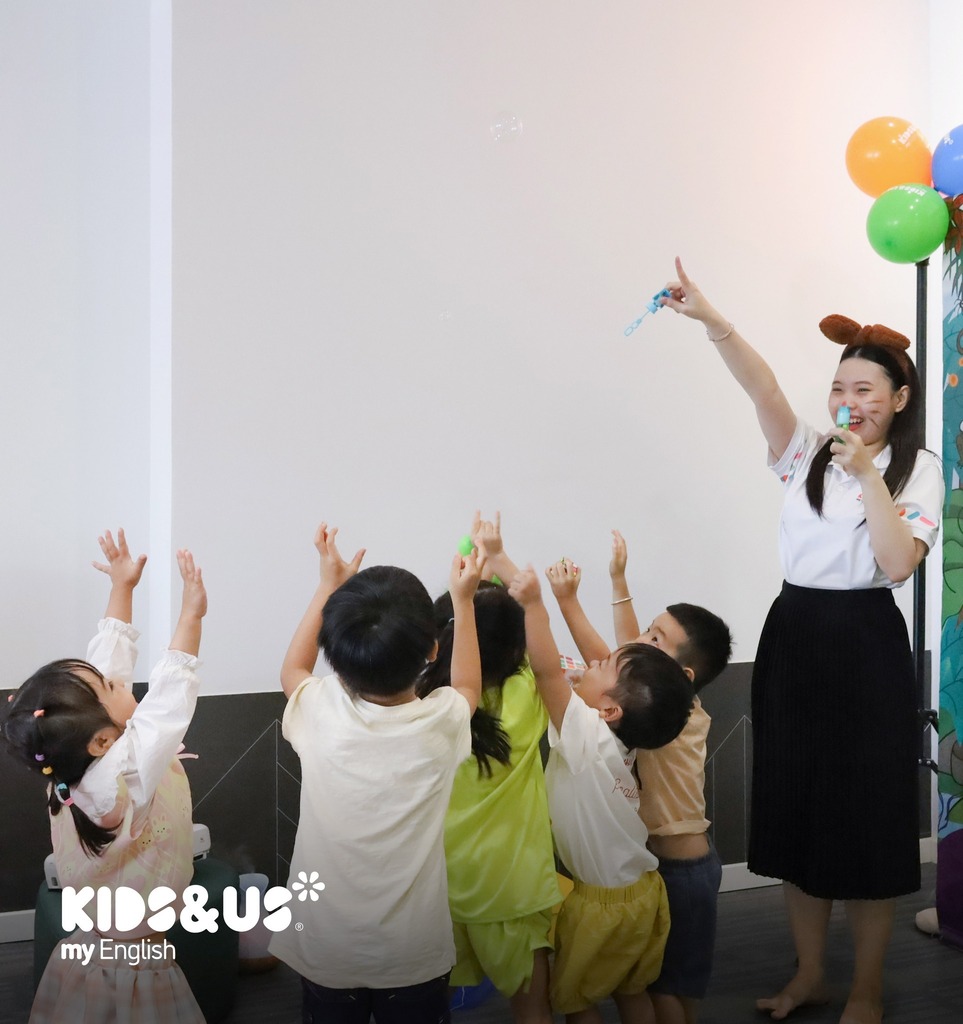 Trẻ tham gia các hoạt động tiếng Anh - Kidsandus