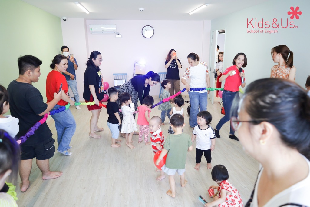 Trẻ học tiếng Anh tại trung tâm anh ngữ cho bé Kids&Us