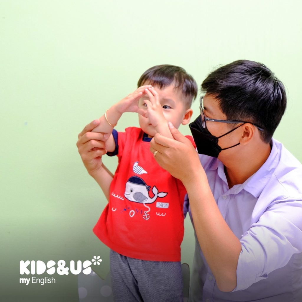 Nhạc thiêu nhi tiếng anh giúp trẻ phát triển ngôn ngữ - Kids&us