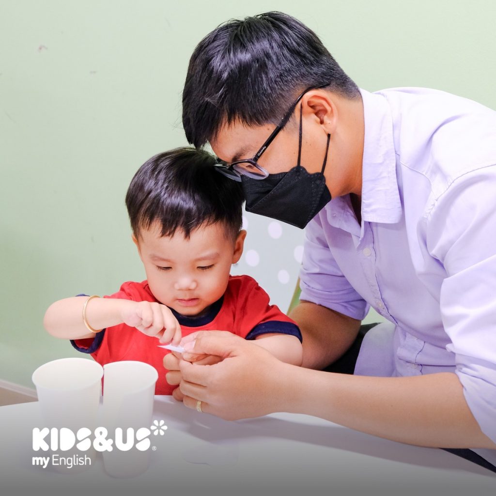 Cha mẹ tương tác giúp trẻ xây dựng kỹ năng giao tiếp