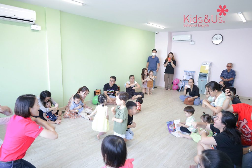 kids and us nghe nhạc tiếng anh cùng con với hoạt động ngoại khoá