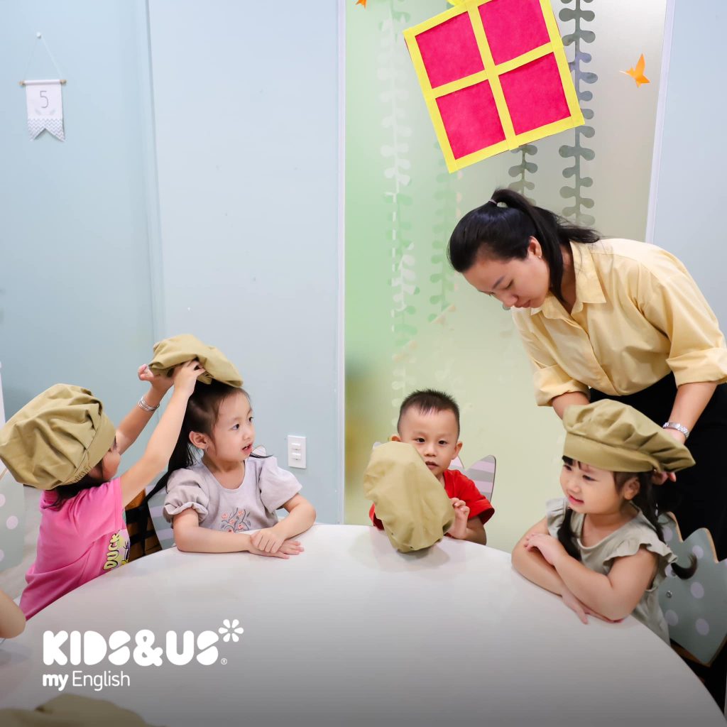 bé học tiếng anh qua hoạt động ngoại khóa nấu ăn-min