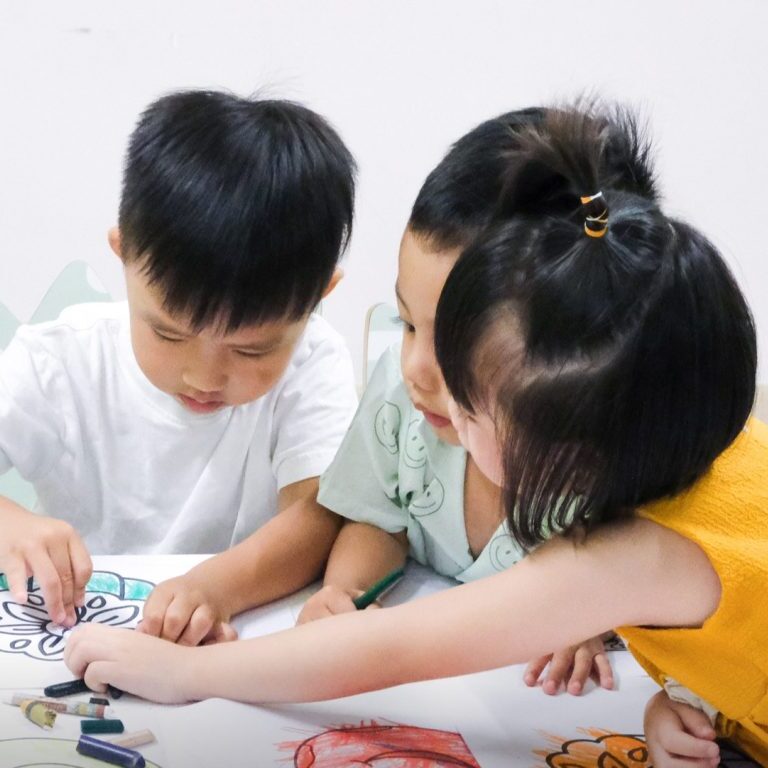 bé học tiếng anh về màu sắc