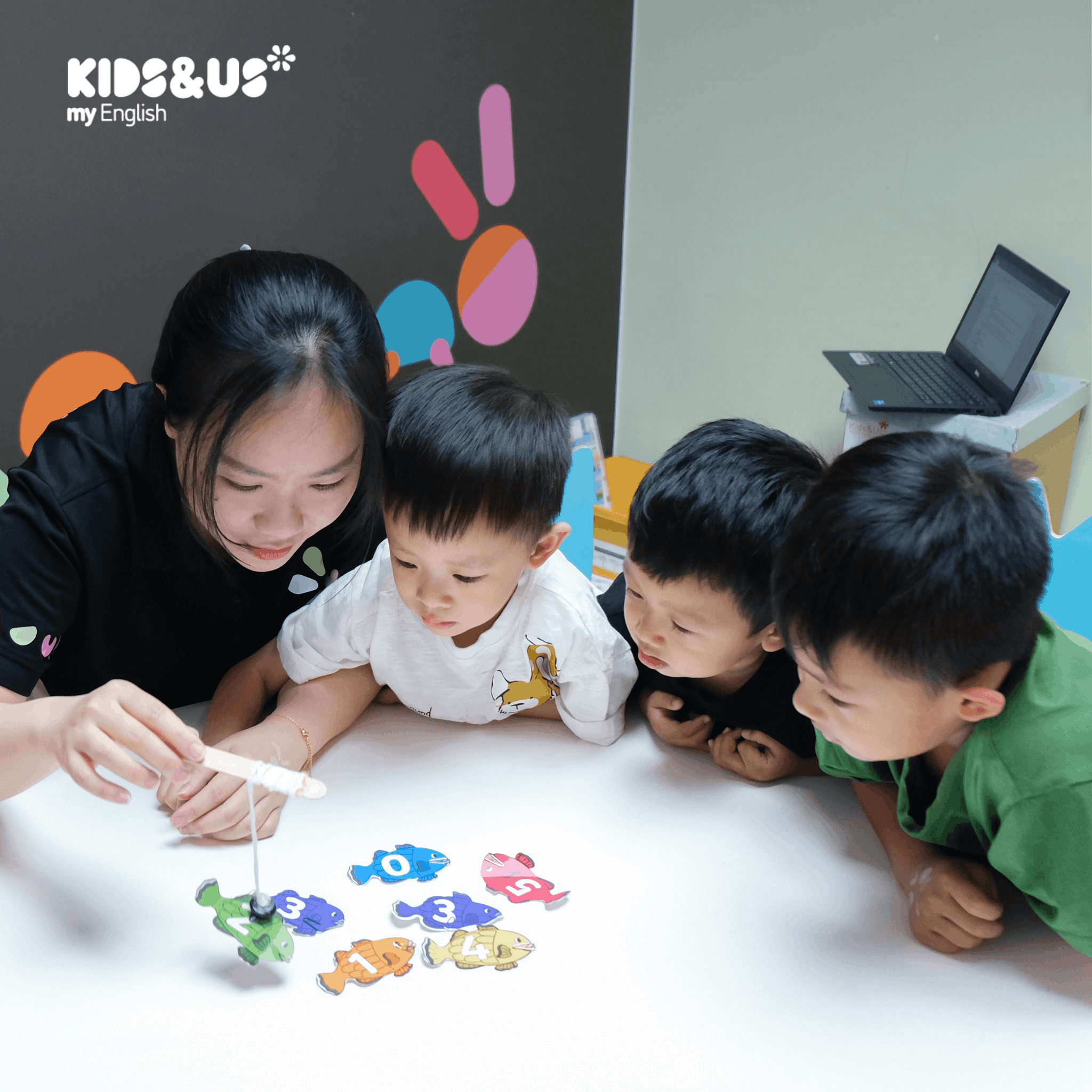 Giờ Party Time — cô giáo và các bé trong buổi tiệc lớp