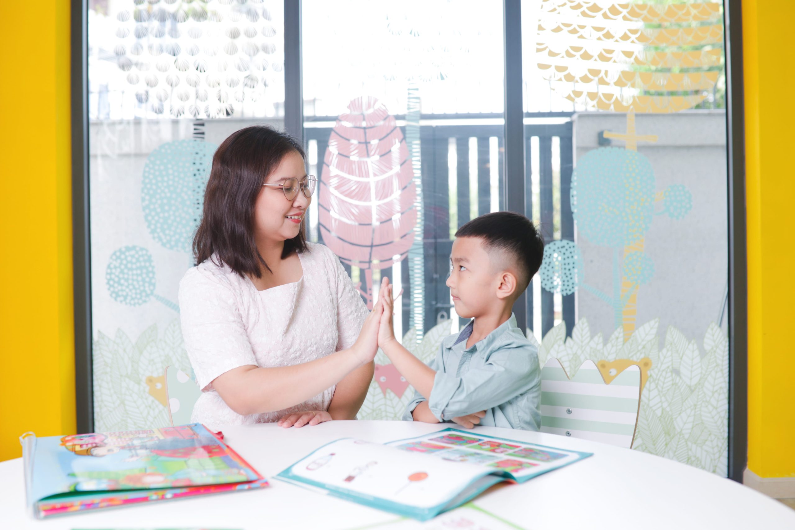 Giáo viên hướng dẫn bé học