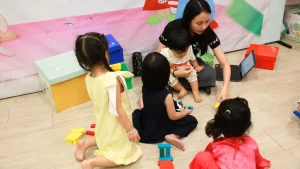 bé học tiếng anh lớp 3